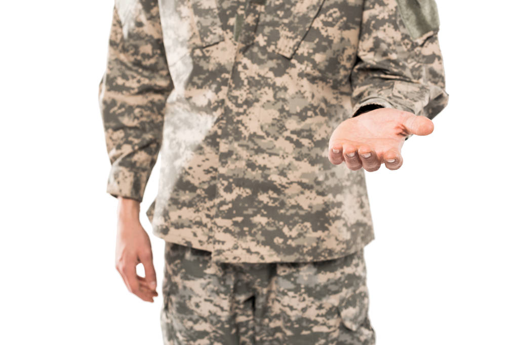 bijgesneden weergave van soldaat in militair uniform gebaren geïsoleerd op wit  - Foto, afbeelding
