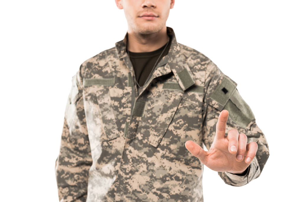 bijgesneden beeld van soldaat in uniform wijzend met vinger geïsoleerd op wit  - Foto, afbeelding