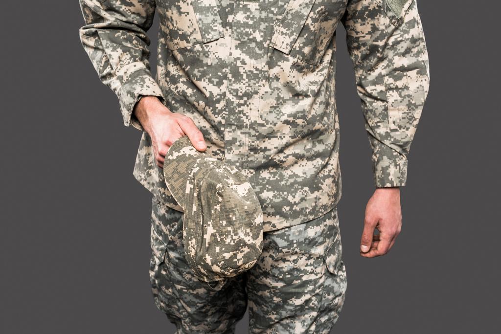 vue recadrée du capuchon du soldat isolé sur gris
  - Photo, image