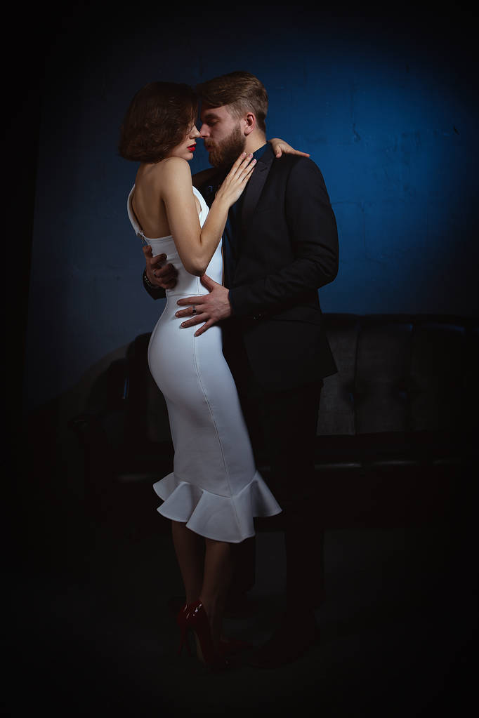 Muž, který vášnivě objímá ženu, která se bojí - Fotografie, Obrázek