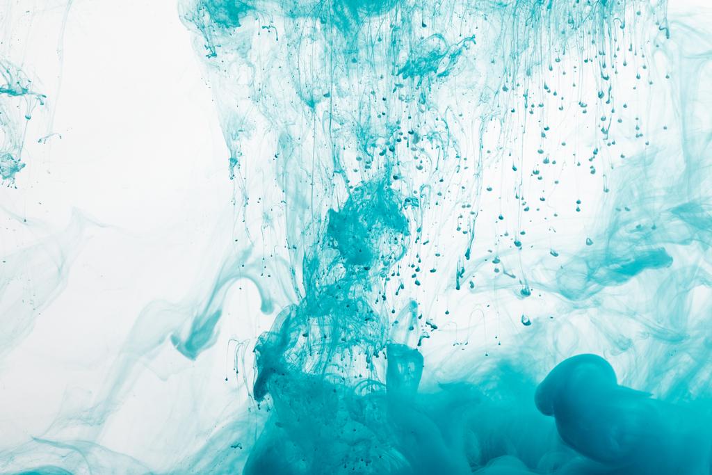 Közelről kilátás kék festék csobbanás a vízben  - Fotó, kép
