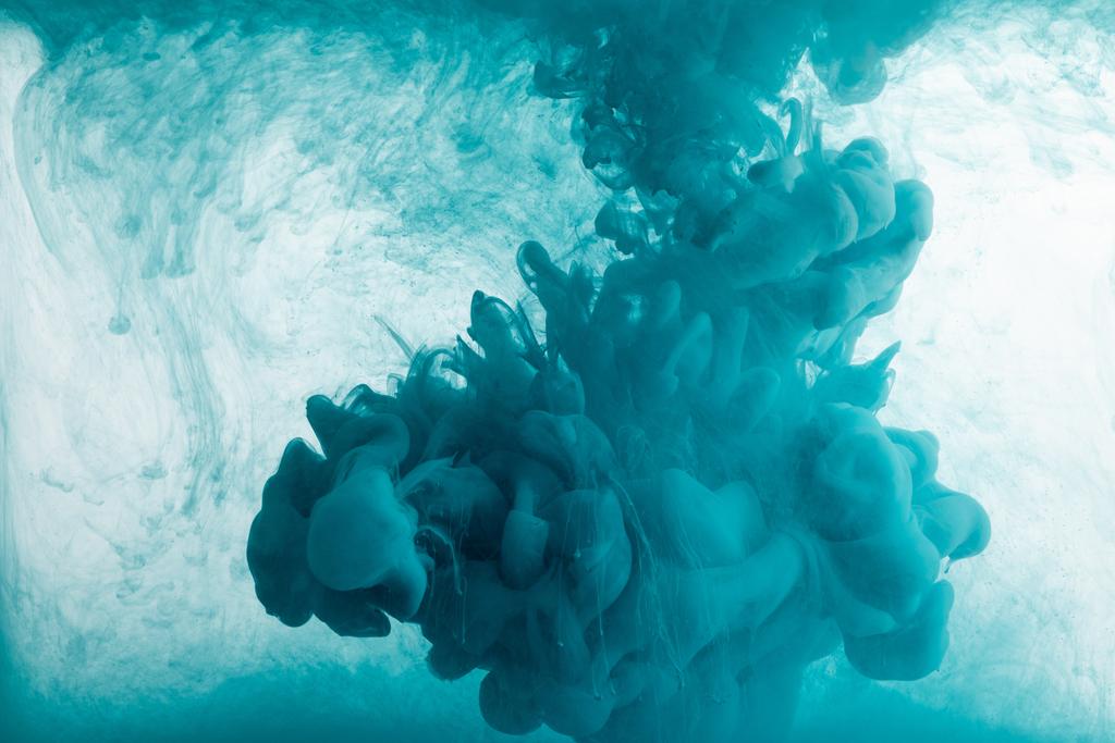 Close-up van Turquoise verf wervelingen in het water  - Foto, afbeelding