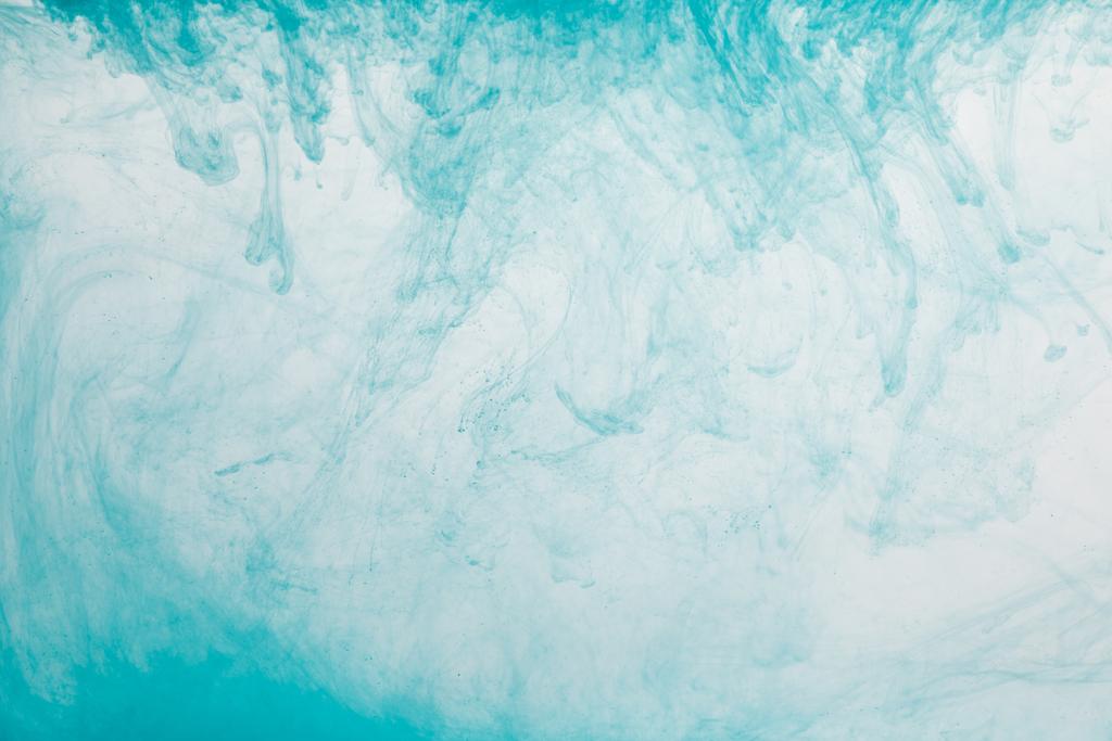 Widok z bliska jasnoniebieskie farby swirls w wodzie  - Zdjęcie, obraz