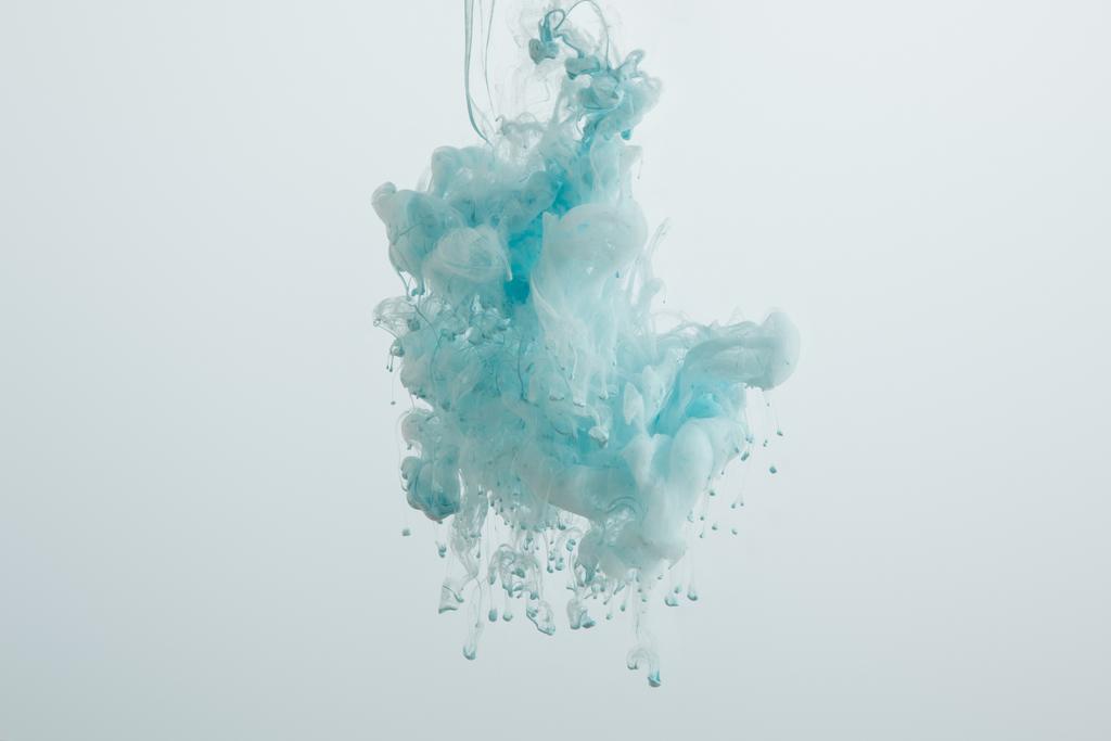 Vue rapprochée des tourbillons de peinture bleu clair isolés sur gris
 - Photo, image