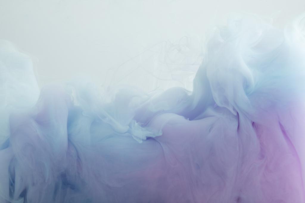 Lähikuva näkymä vaaleansininen ja violetti maali roiske eristetty harmaa
 - Valokuva, kuva