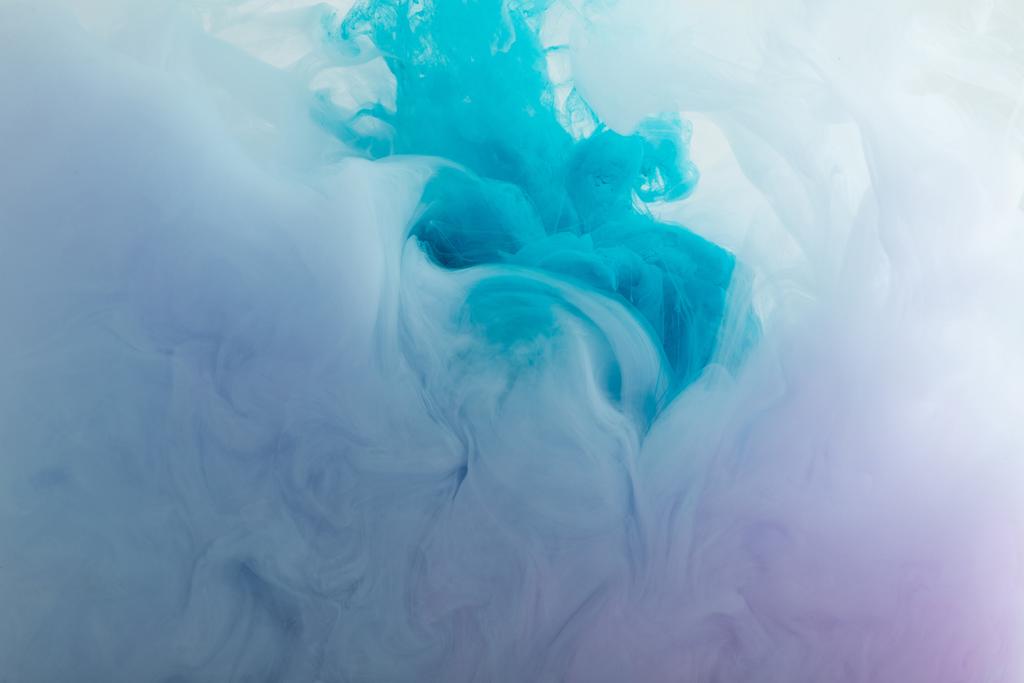 Közeli kilátás a kék és lila festék kavarog vízben  - Fotó, kép