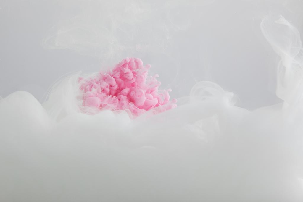 Закрыть вид смешивания розовой и белой красок на сером
 - Фото, изображение
