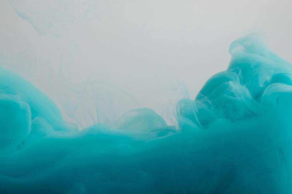 Крупный план голубых чернил, изолированных на сером
 - Фото, изображение