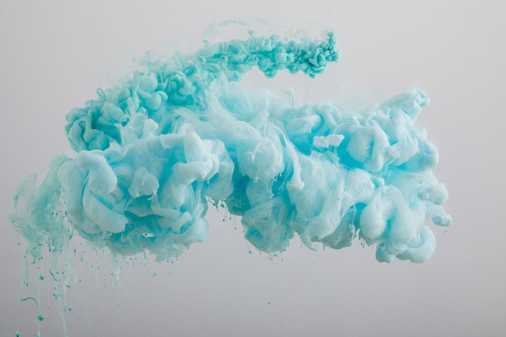 Widok z bliska niebieskie akwarele farby swirls izolowane na szarym - Zdjęcie, obraz