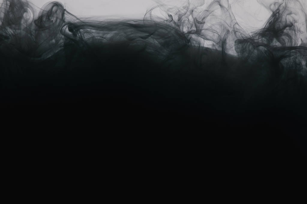 Vista de perto de redemoinhos de tinta preta isolados em cinza
  - Foto, Imagem