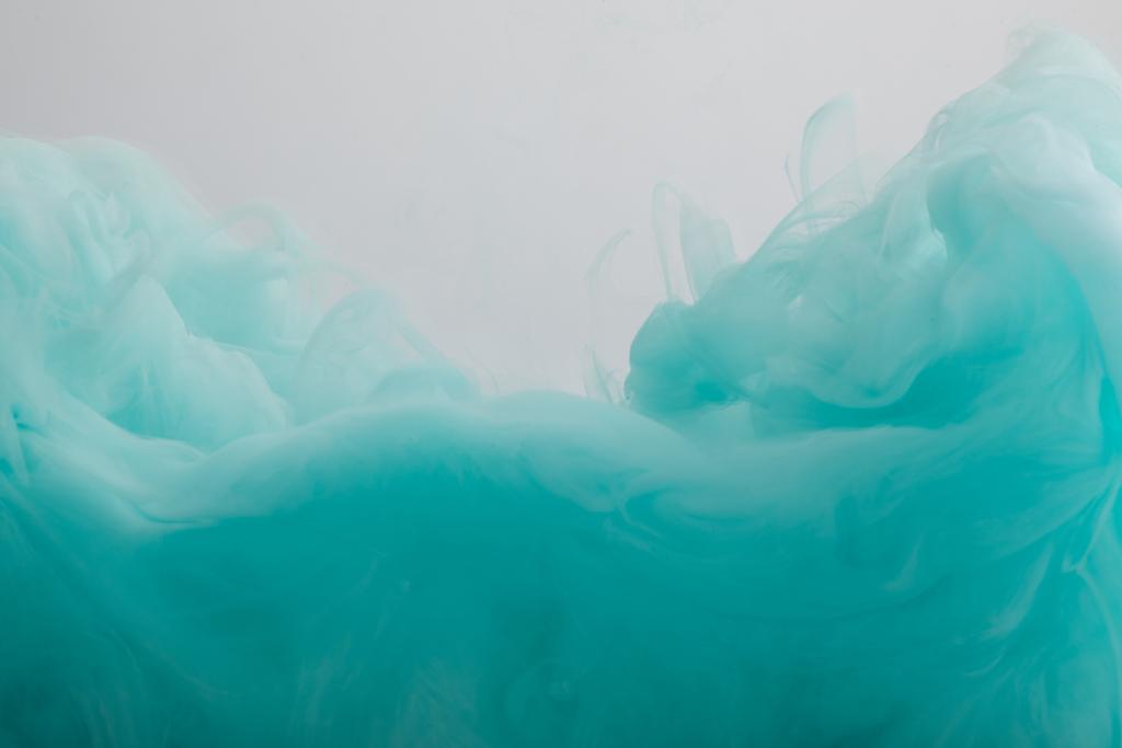 Widok z bliska turkusowa farba swirls izolowane na szarym - Zdjęcie, obraz