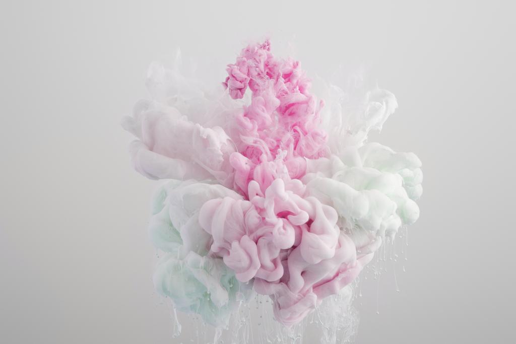 Nahaufnahme blauer, weißer und pinkfarbener Farbspritzer isoliert auf grau - Foto, Bild