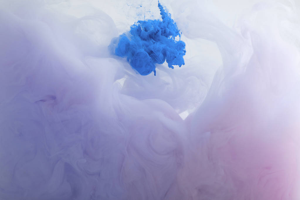 青と紫の水彩画のペンキが水中を渦巻くクローズアップビュー - 写真・画像
