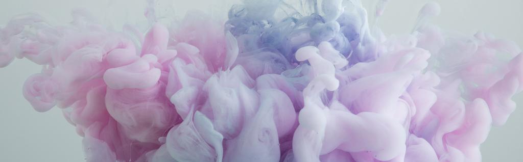 Закрыть вид смешивания розовой и голубой краски изолированы от серого
 - Фото, изображение
