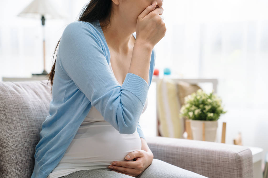 femme enceinte à la maison malade et toux
 - Photo, image