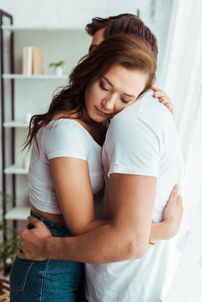 fidanzato abbracciando fidanzata attraente con gli occhi chiusi a casa
   - Foto, immagini
