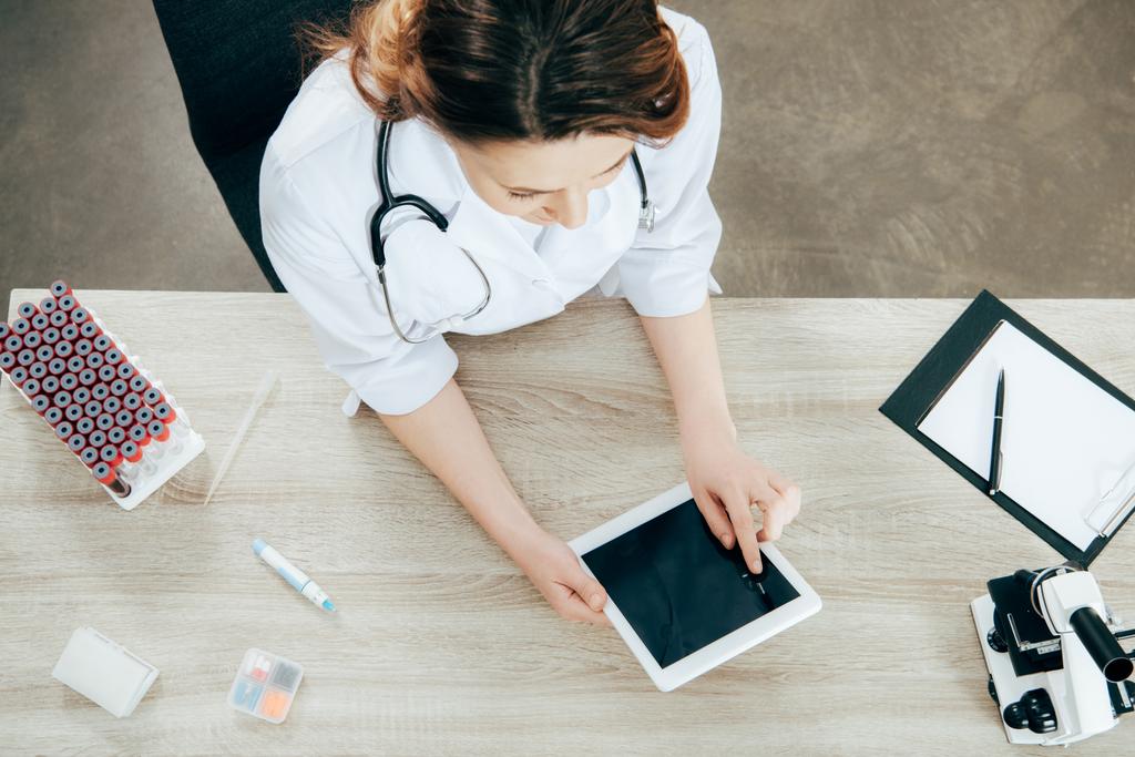 boş ekranlı dijital tablet kullanarak beyaz önlüklü doktorun havai görünümü - Fotoğraf, Görsel