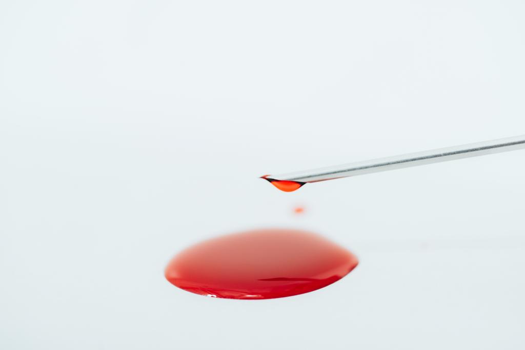seringa agulha e mancha de sangue isolado no branco
 - Foto, Imagem