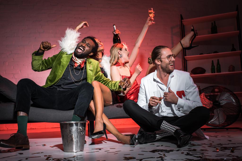 Tiefblick auf fröhliche multikulturelle Freunde, die in einem Nachtclub feiern  - Foto, Bild