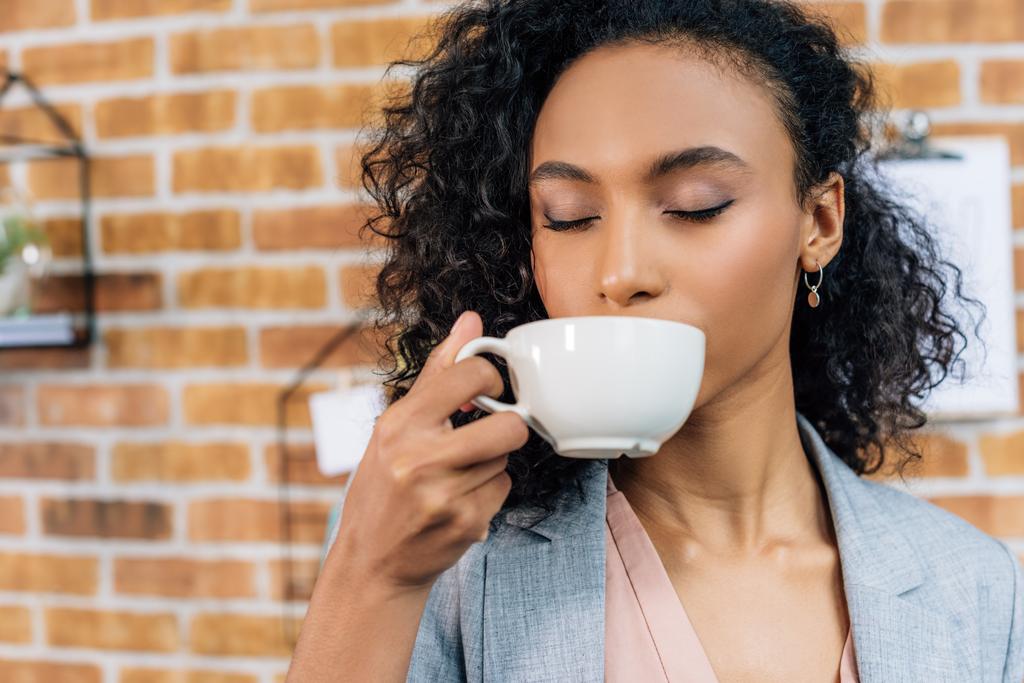 africano americano casual mujer de negocios beber café en oficina
 - Foto, Imagen