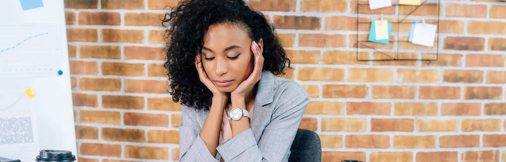 colpo panoramico di esausto afroamericano Casual donna d'affari toccare il viso in loft ufficio
 - Foto, immagini