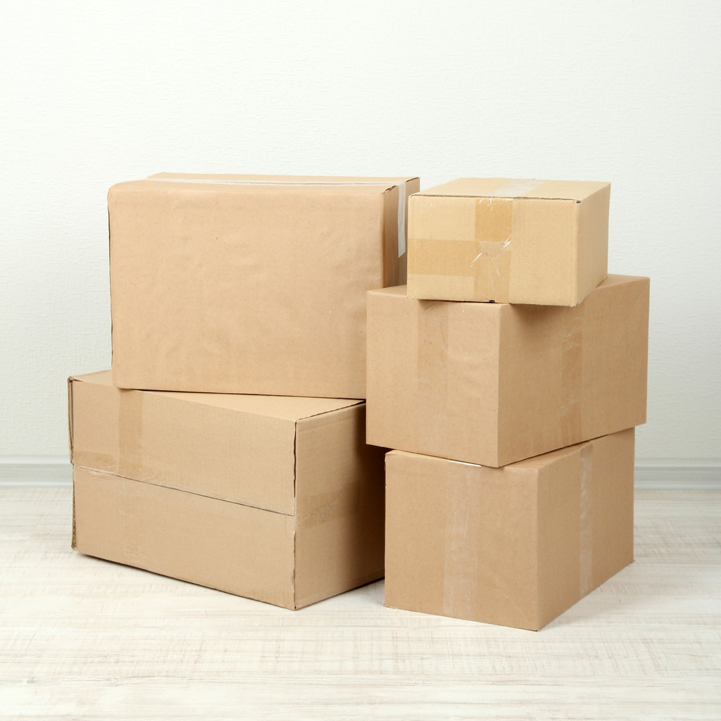 Різні картонні коробки в кімнаті
 - Фото, зображення