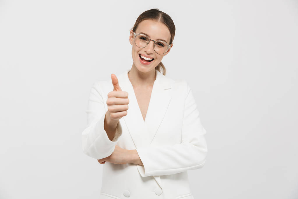 Φωτογραφία του αξιολάτρευτο επιχειρηματίας 20s φορώντας γυαλιά χαμογελώντας ένα - Φωτογραφία, εικόνα