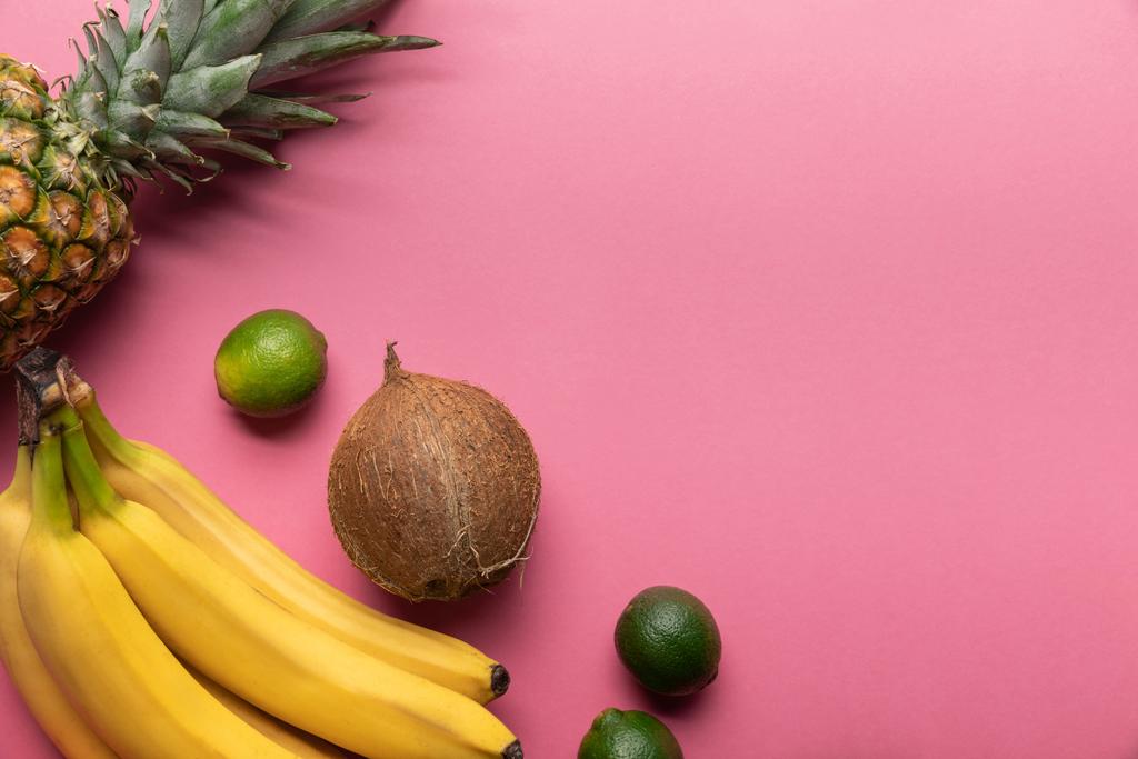 верхний вид спелых тропических ярких фруктов на розовом фоне с копировальным пространством
 - Фото, изображение
