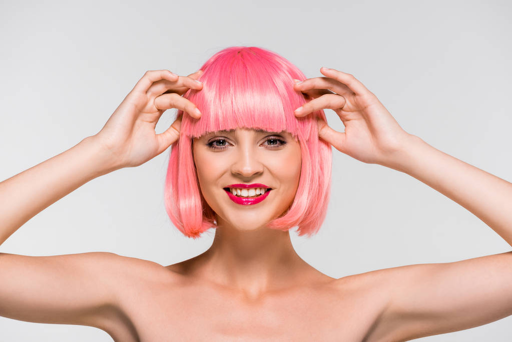 красивая голая девушка в розовом парике изолирована от серого
 - Фото, изображение