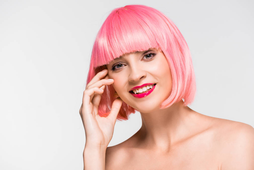 ελκυστικό χαρούμενο γυμνό κορίτσι σε ροζ περούκα απομονώνεται σε γκρι - Φωτογραφία, εικόνα