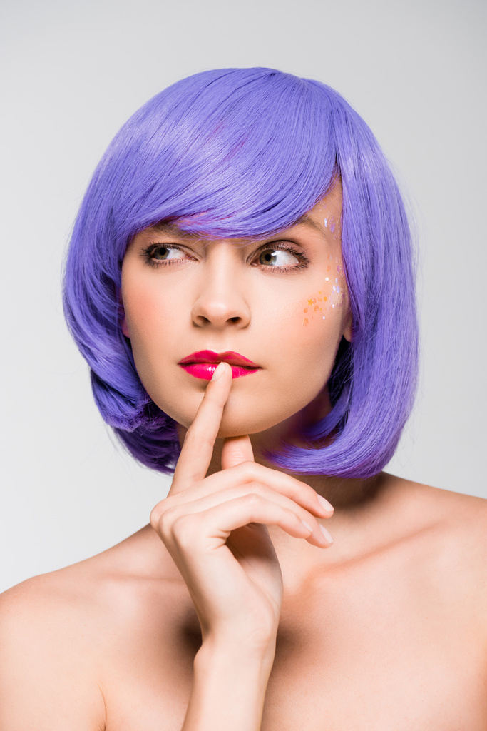 задумчивая голая девушка в фиолетовом парике изолирована от серого
 - Фото, изображение
