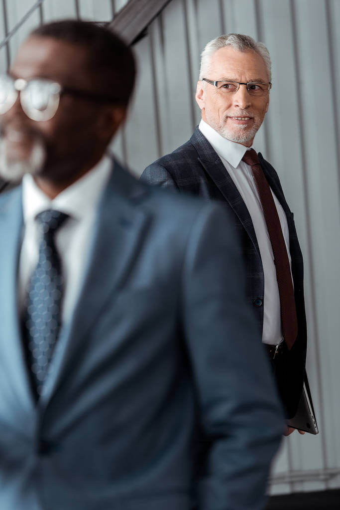 アフリカ系アメリカ人男性を見て眼鏡でビジネスマンの選択的な焦点 - 写真・画像