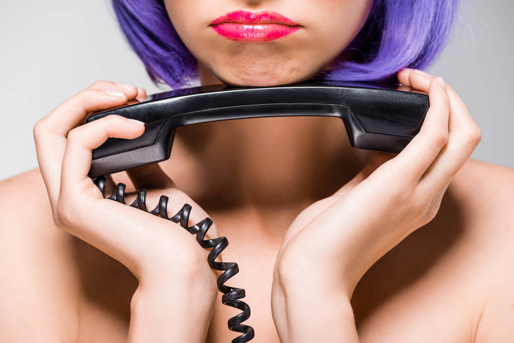 nyírt kilátás ideges lány lila paróka gazdaság retro telefon, izolált szürke - Fotó, kép