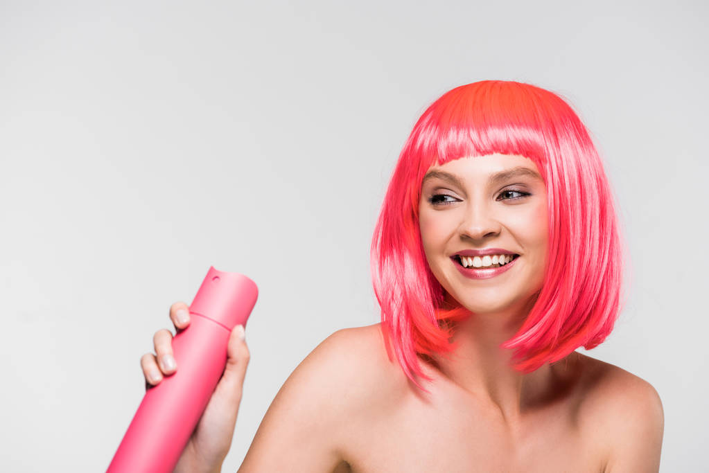 piękna Naga Dziewczyna w różowej peruce trzymając spray do włosów, izolowane na szarym - Zdjęcie, obraz