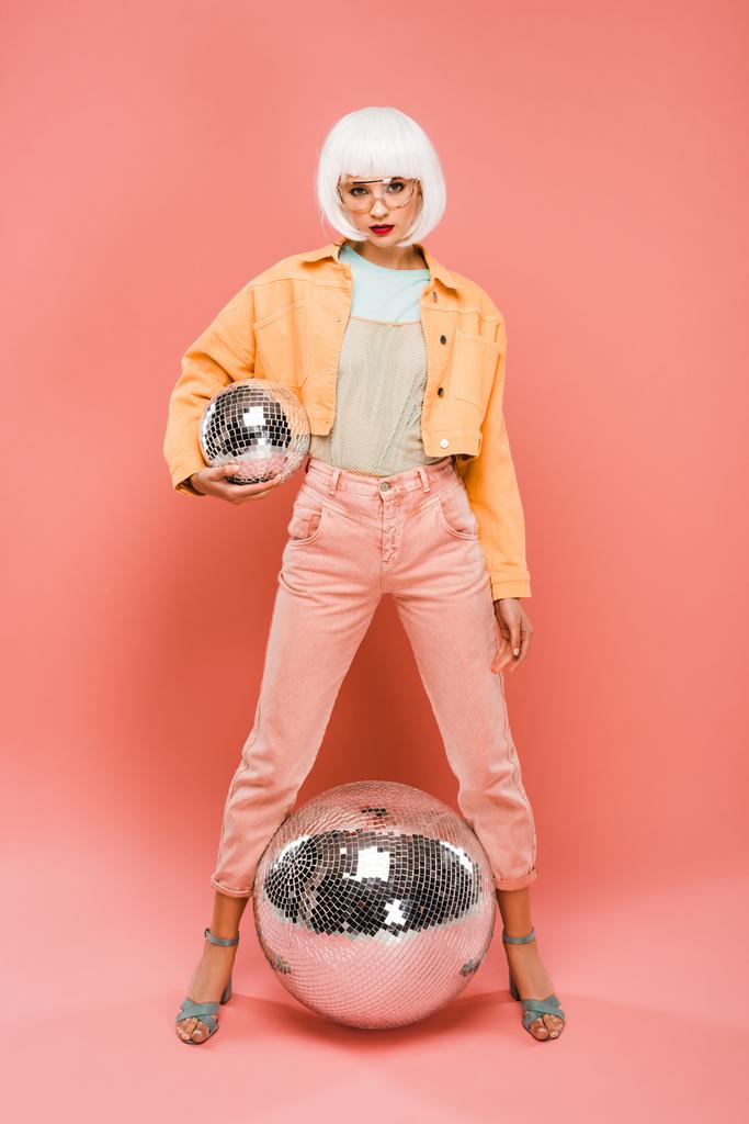 gyönyörű stílusos lány fehér paróka pózol disco labdák rózsaszín - Fotó, kép