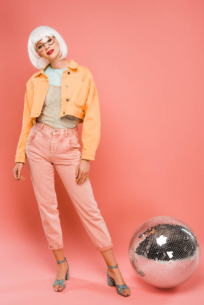hermosa chica en peluca blanca posando cerca de bola disco en rosa
 - Foto, Imagen