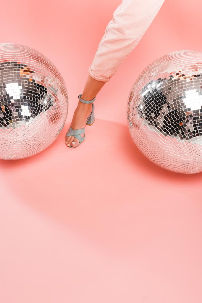 vista ritagliata di ragazza in posa con palle da discoteca su rosa
 - Foto, immagini