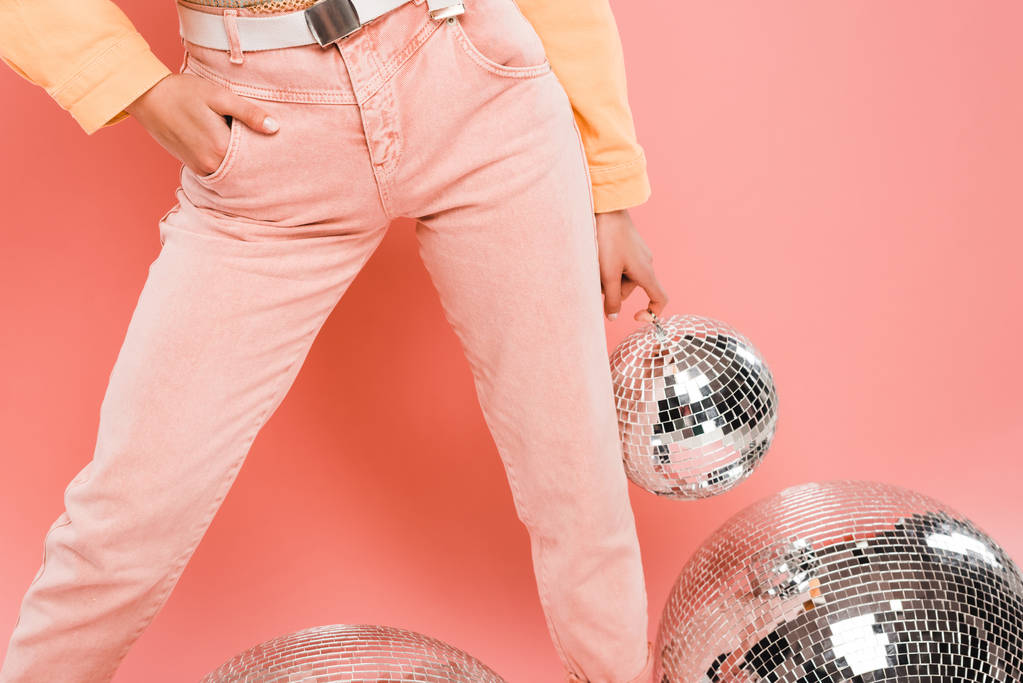 recortado vista de la chica con estilo posando con bolas de discoteca Aislado en rosa
 - Foto, Imagen