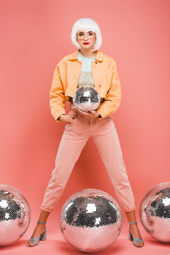 hermosa chica de moda en peluca blanca posando con bolas de discoteca en rosa
 - Foto, Imagen