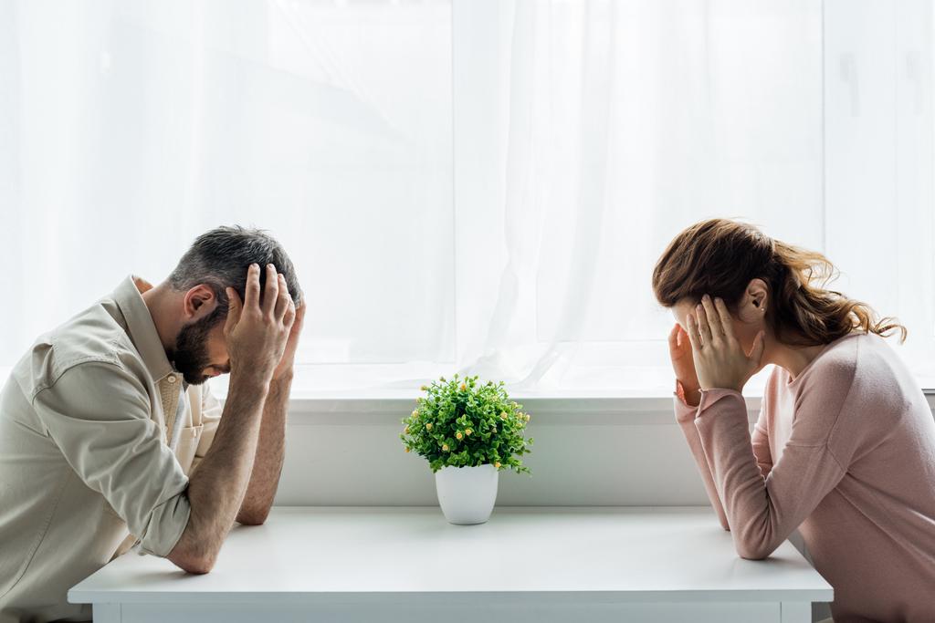 chateado homem e mulher sentado em casa após briga
  - Foto, Imagem