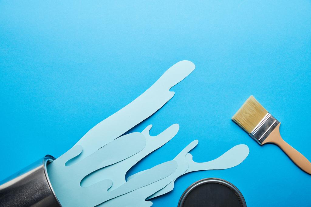 vista superior de papel derramado cortar tinta azul de metal pode perto de escova e tampa
 - Foto, Imagem