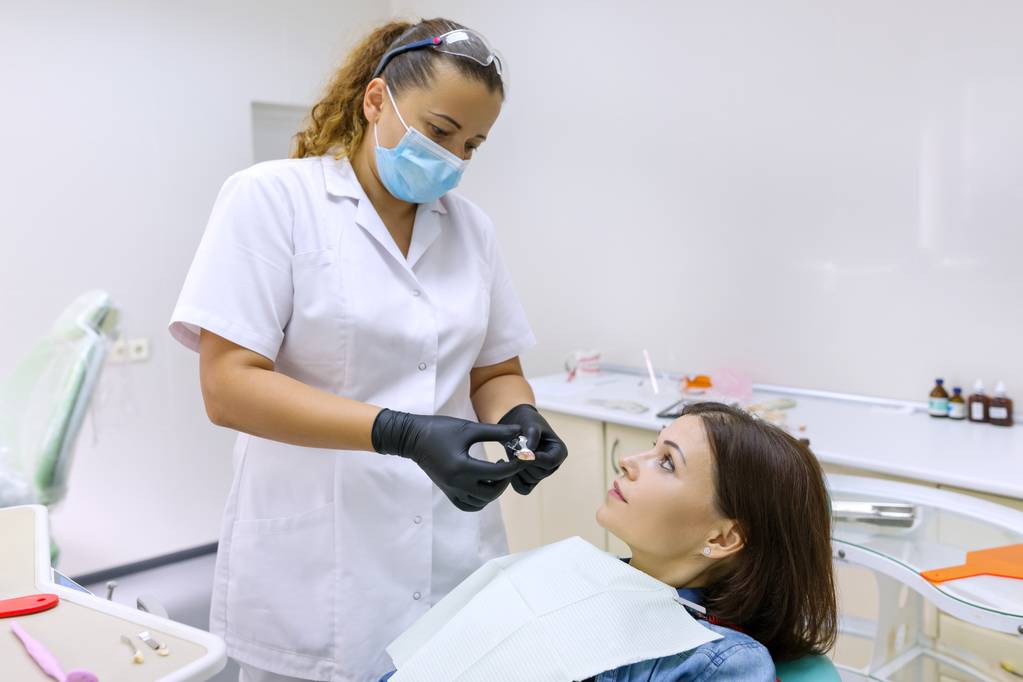 Dentiera parziale, paziente donna matura seduta sulla sedia dentale, medico dentista che fa protesi dentarie
. - Foto, immagini