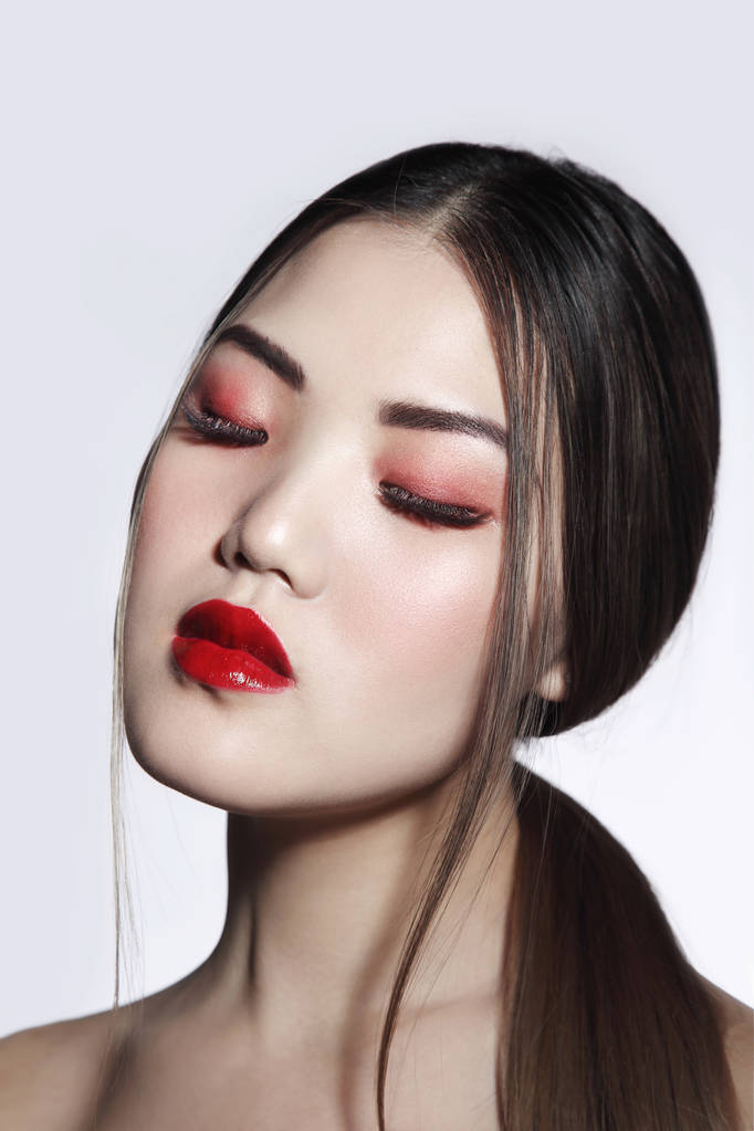 Portret van jonge mooie Aziatische meisje met lange haren en rode Li - Foto, afbeelding