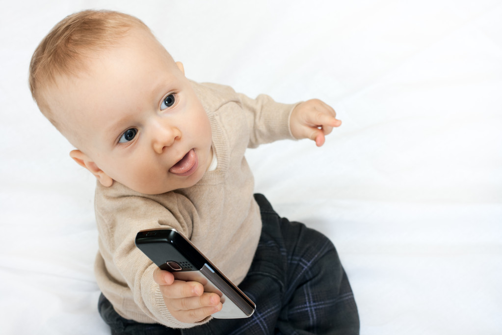 niño pequeño con teléfono móvil - Foto, Imagen