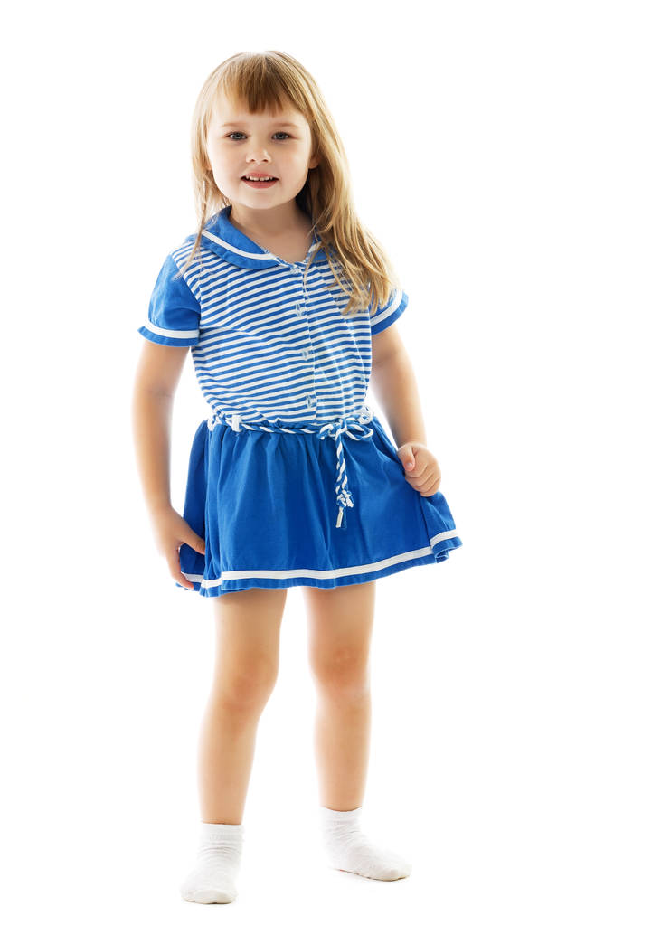Χαριτωμένο κοριτσάκι σε ένα ελαφρύ καλοκαιρινό φόρεμα. - Φωτογραφία, εικόνα
