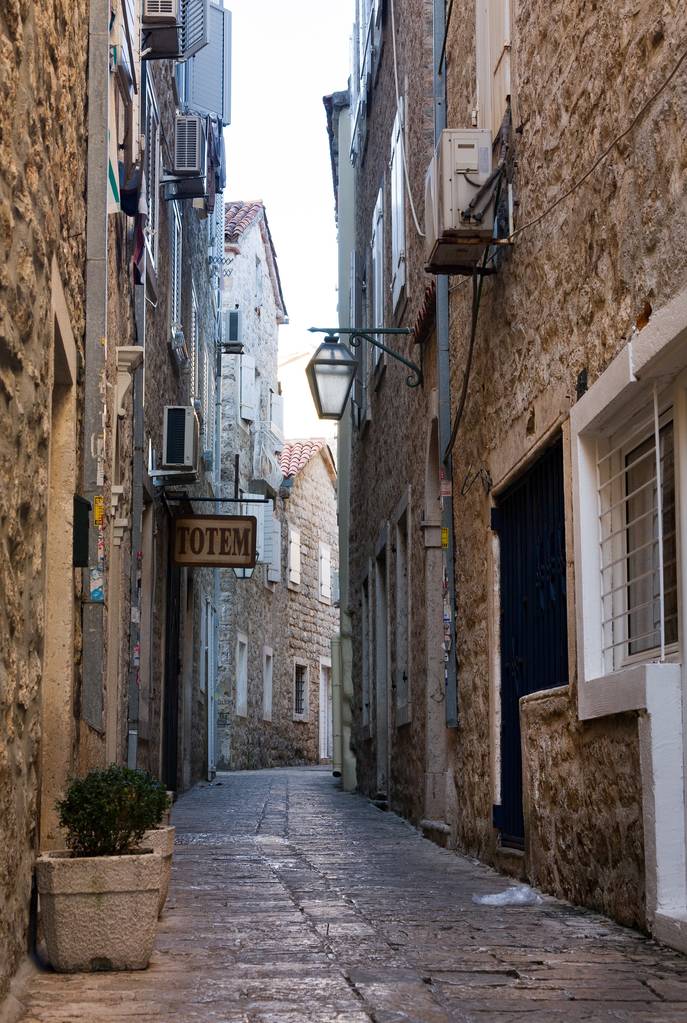 enge Straße in Budva am Morgen. Budva unter den ältesten städtischen Siedlungen der Adriaküste, UNESCO-Weltkulturerbe - Foto, Bild
