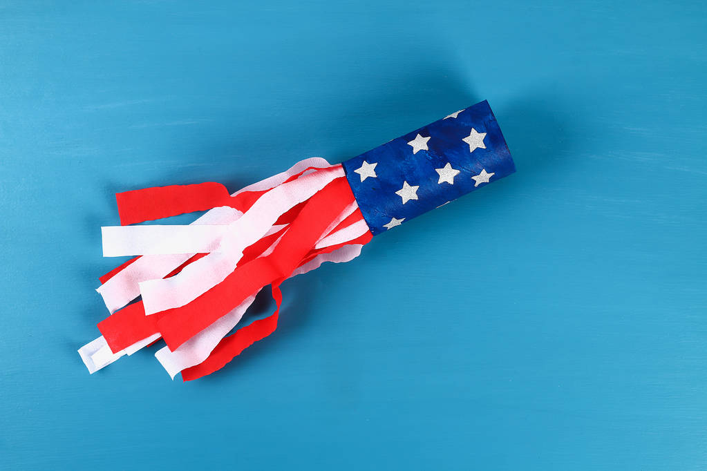 Diy windsocks 4 Temmuz tuvalet kol ve krep kağıt renkleri Amerikan bayrağı, kırmızı, mavi ve beyaz - Fotoğraf, Görsel