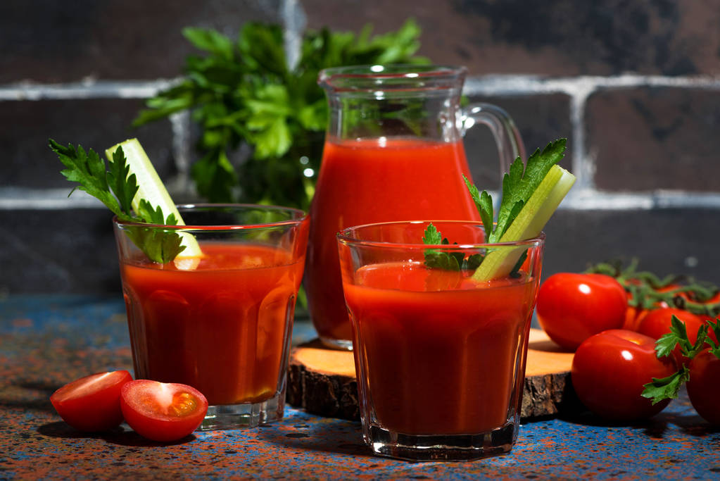 tuoretta tomaattimehua sellerillä lasikupeissa, lähikuva
 - Valokuva, kuva