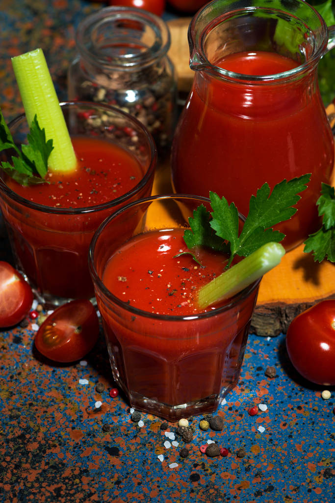свежий томатный сок с сельдереем в стеклянных чашках, вертикальный вид сверху
 - Фото, изображение