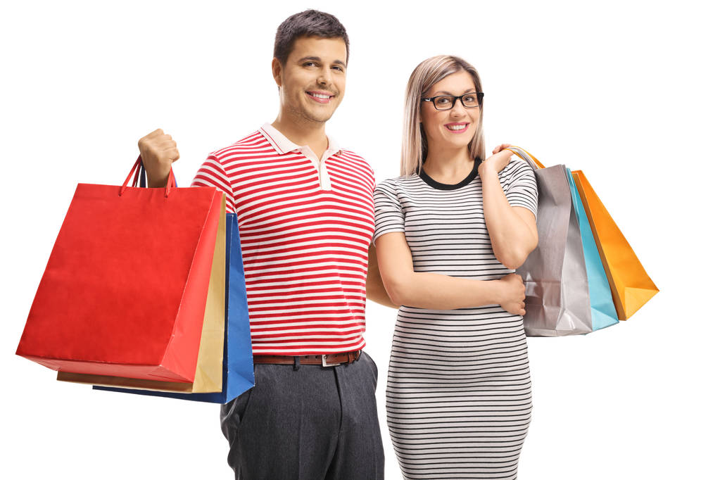 Portret wesołej młodej pary pozowanie z torby na zakupy - Zdjęcie, obraz
